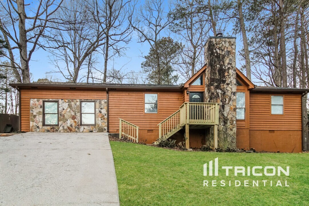 4251 Cary Dr SW in Snellville, GA - Building Photo