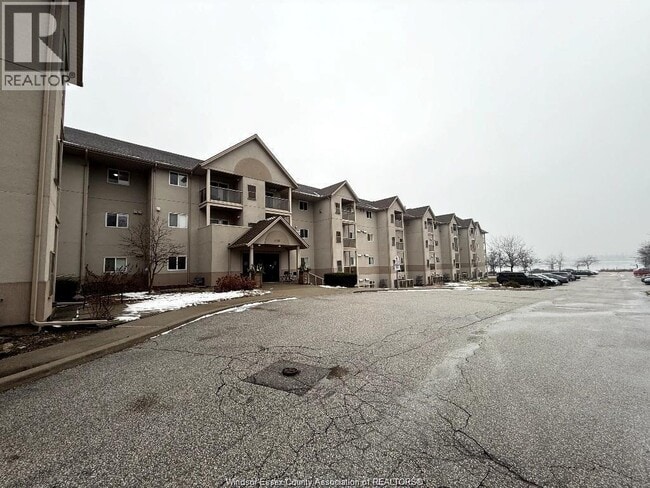 3000 Sandwich St. in Windsor, ON - Foto de edificio - Building Photo