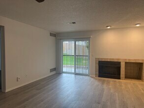 2575 S Syracuse Way, Unit J108 in Denver, CO - Foto de edificio - Building Photo