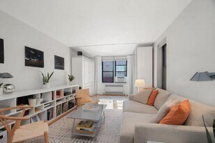 54 E 8th St in New York, NY - Building Photo