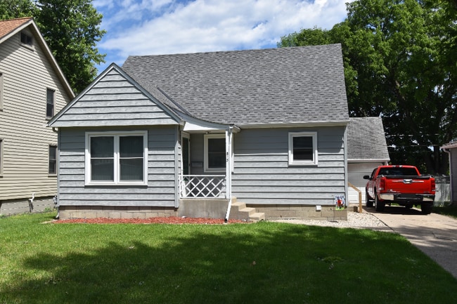 property at 813 S Prairie Ave