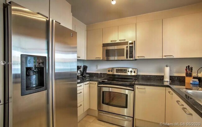 225 Collins Ave-Unit -4K in Miami Beach, FL - Building Photo - Building Photo