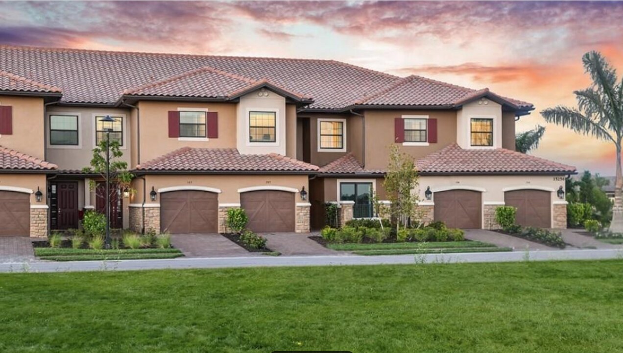 15319 Lucerna St in Naples, FL - Foto de edificio