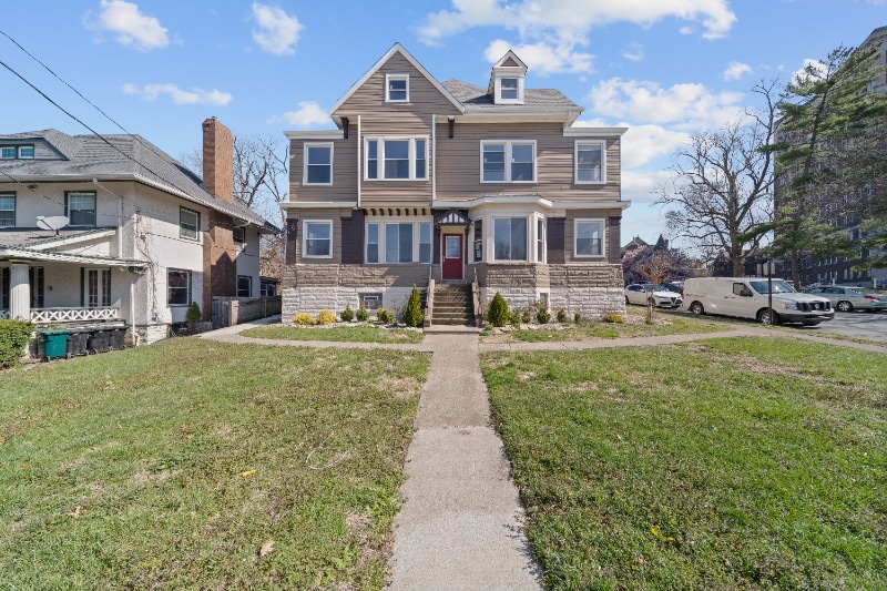 890 Clinton Springs Ave in Cincinnati, OH - Building Photo