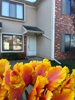 30661 Hidden Pines Ln, Unit Spacious Condo in Roseville, MI - Building Photo