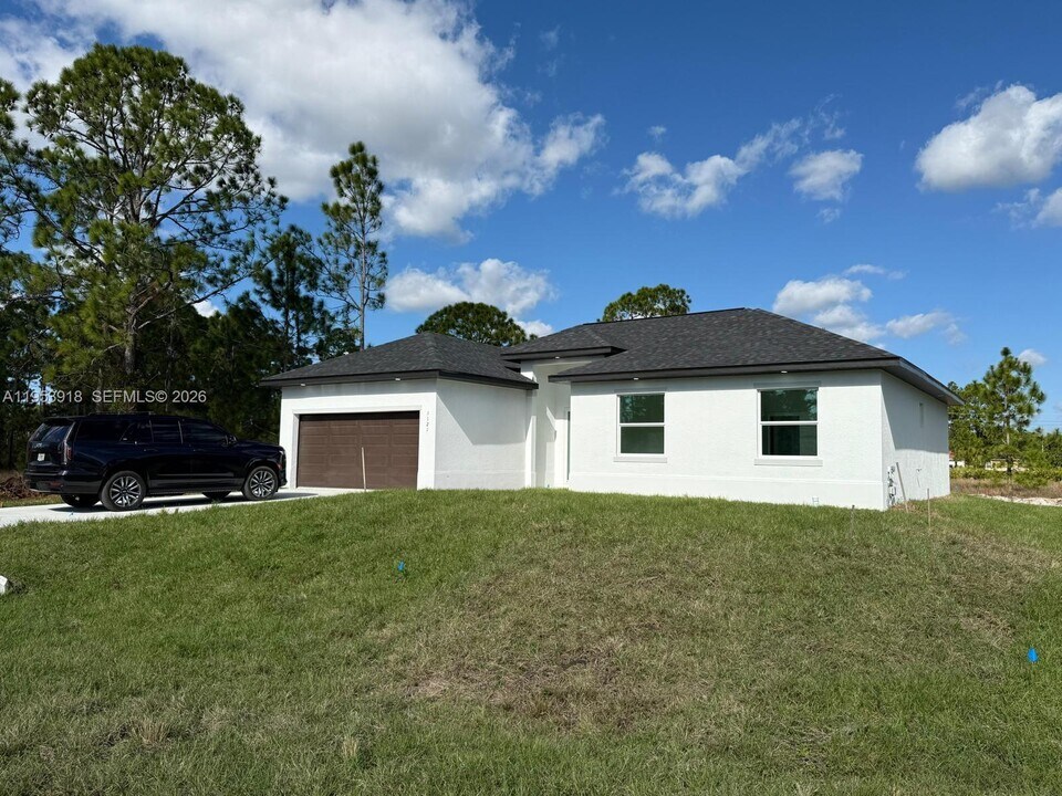 1121 Florence St E in Lehigh Acres, FL - Building Photo