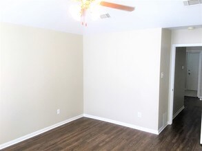 208 Hollander Ct in League City, TX - Building Photo - Building Photo