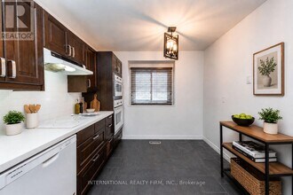 6855 Glen Erin Dr in Mississauga, ON - Building Photo - Building Photo