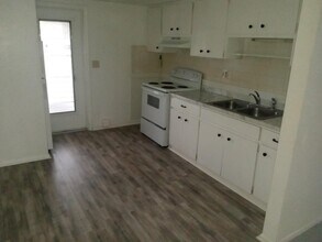 521 Magnolia Ave, Unit C in Palm Harbor, FL - Building Photo - Building Photo