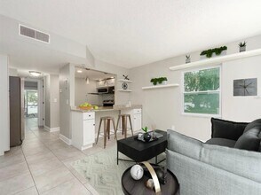 7246 E Bank Dr in Tampa, FL - Building Photo - Building Photo