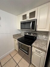 814 NW 36th Ave, Unit 406 in Miami, FL - Foto de edificio - Building Photo