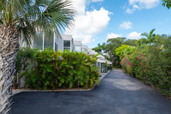 6011 N Bayshore Dr in Miami, FL - Building Photo - Building Photo