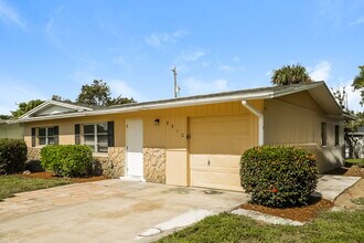8910 Cypress Lake Dr in Ft. Myers, FL - Building Photo - Building Photo
