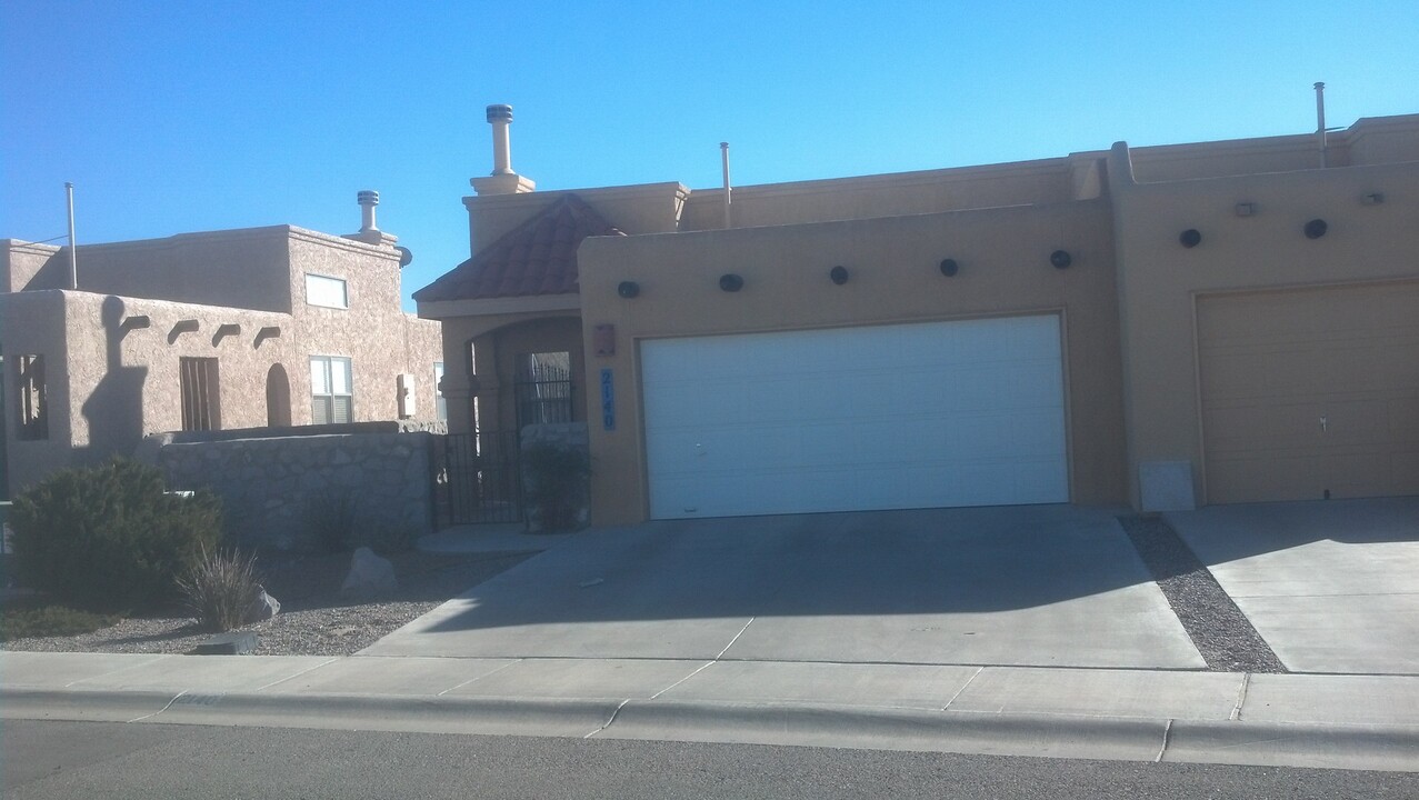 2140 Stone Pine Dr in Las Cruces, NM - Building Photo