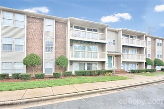 1634 Arlyn Cir, Unit D in Charlotte, NC - Building Photo - Building Photo