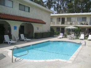 Reseda On The Park in Reseda, CA - Foto de edificio - Building Photo