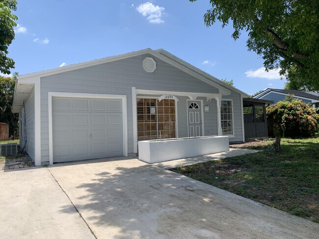 10694 Summertime Ln in Royal Palm Beach, FL - Foto de edificio - Building Photo