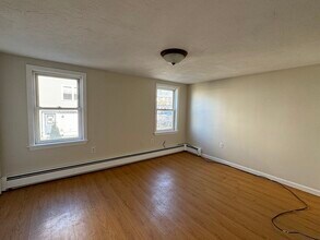 16 Cox Ct, Unit 2 in Beverly, MA - Foto de edificio - Building Photo