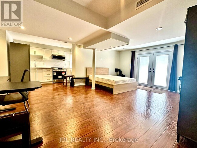 32 Bestview Crescent in Vaughan, ON - Building Photo - Building Photo