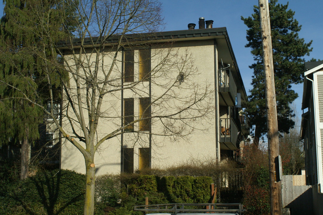 California Avenue Apartments in Seattle, WA - Building Photo