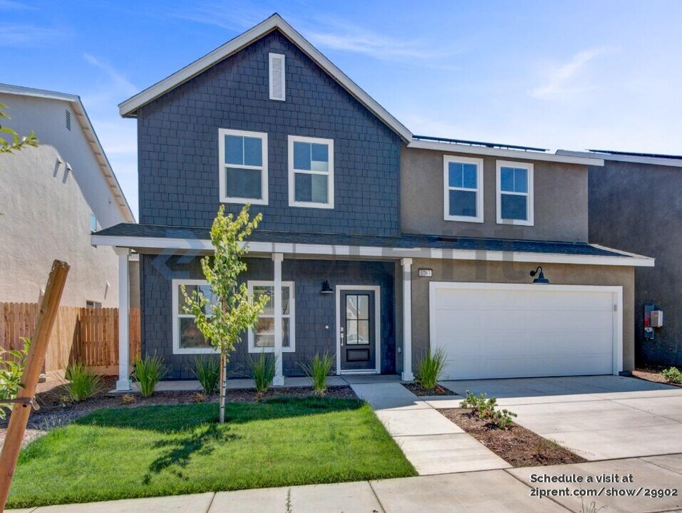 1753 N Mitchell St in Hanford, CA - Building Photo