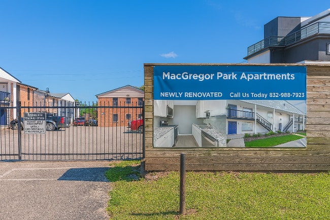 3316 N MacGregor Way