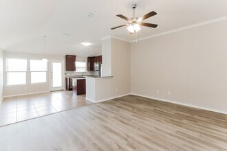 318 Billy Wickliffe Dr in Wilmer, TX - Foto de edificio - Building Photo