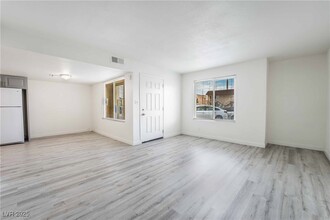 5303 Del Gado Dr in Las Vegas, NV - Foto de edificio - Building Photo