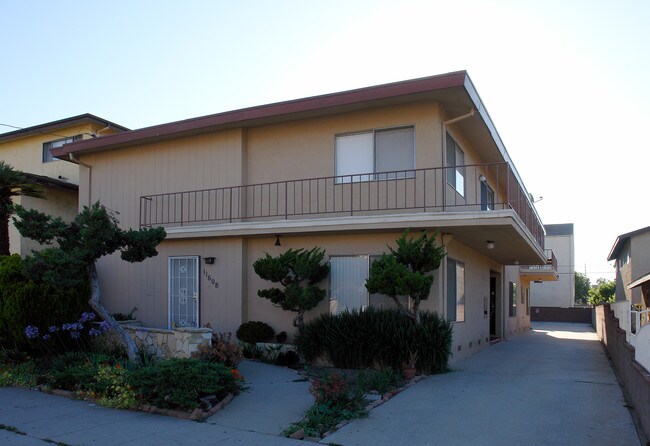 11608 Menlo Ave in Hawthorne, CA - Building Photo - Building Photo