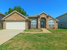 8313 Montecito Dr in Denton, TX - Building Photo