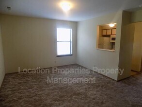 950 Monterey Way in Lawrence, KS - Foto de edificio - Building Photo