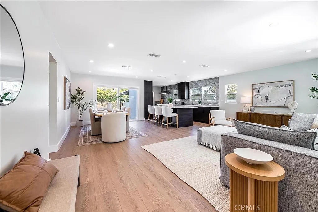 22919 Leonora Dr in Woodland Hills, CA - Building Photo