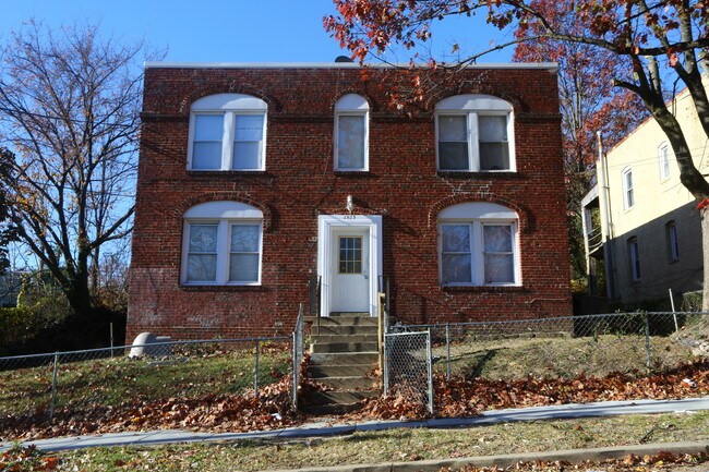 2813 Buena Vista Ter SE in Washington, DC - Building Photo - Building Photo