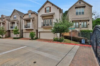 1002 Shepherd Oaks Dr in Houston, TX - Building Photo - Building Photo