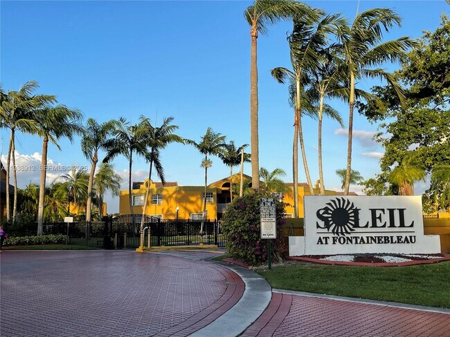 9711 Fontainebleau Blvd in Miami, FL - Building Photo - Building Photo