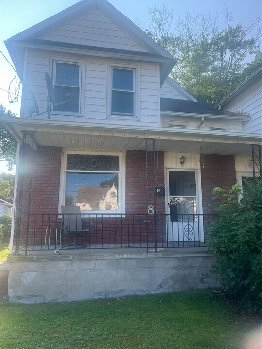 8 Stout St in Pittston, PA - Building Photo
