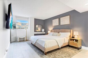 2821 N Miami Beach Blvd in North Miami Beach, FL - Building Photo