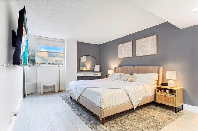 2821 N Miami Beach Blvd in North Miami Beach, FL - Building Photo - Building Photo