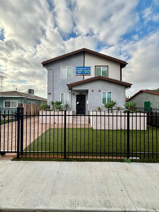 214 E 97th St in Los Angeles, CA - Foto de edificio