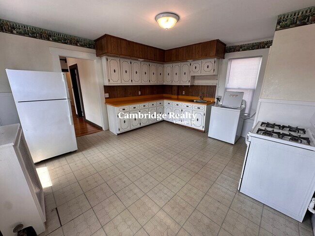 547 Broadway, Unit 2R in Somerville, MA - Building Photo - Building Photo