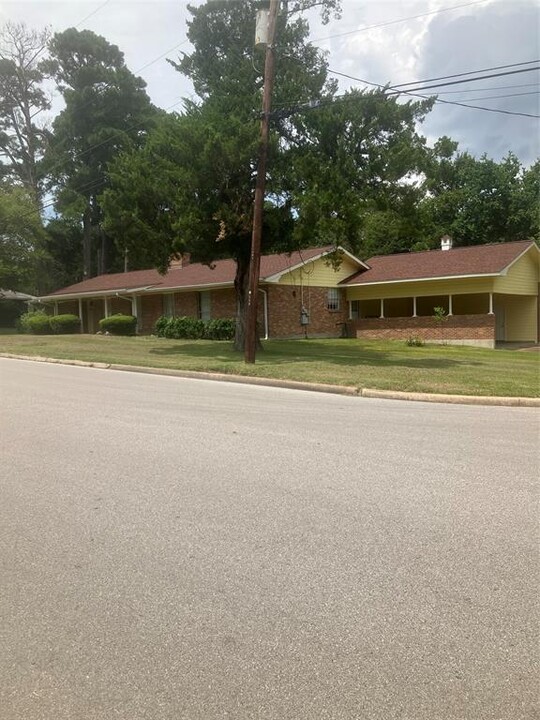 1904 18th St in Huntsville, TX - Building Photo