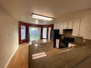 1124 Pebblewood Dr in Sacramento, CA - Foto de edificio - Building Photo