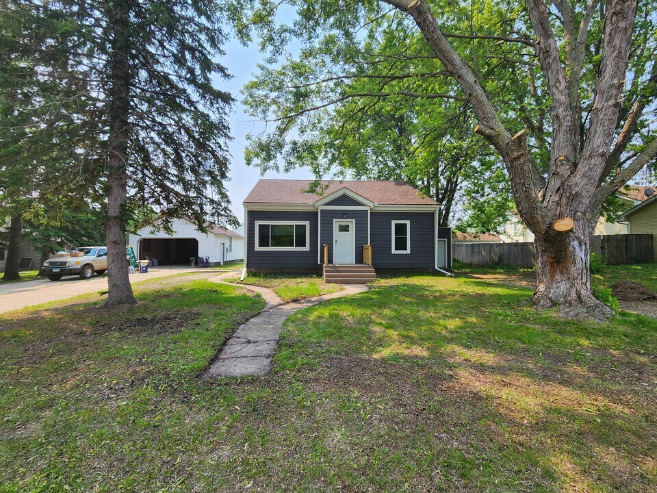 260 1st St S in Montrose, MN - Building Photo