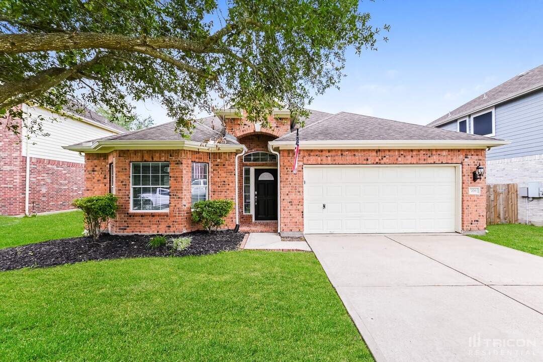 706 Chase Point Cir in Bacliff, TX - Building Photo