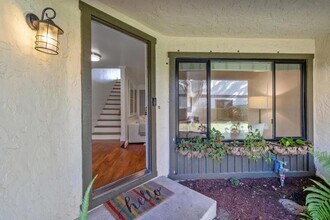 646 S Ahwanee Terrace in Sunnyvale, CA - Foto de edificio - Building Photo