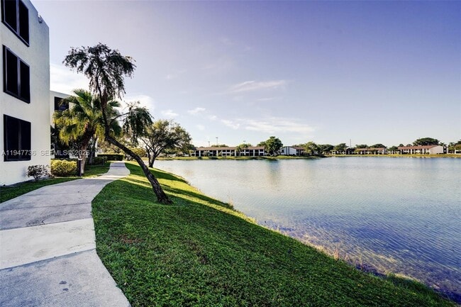 212 Lake Pointe Dr in Oakland Park, FL - Building Photo - Building Photo