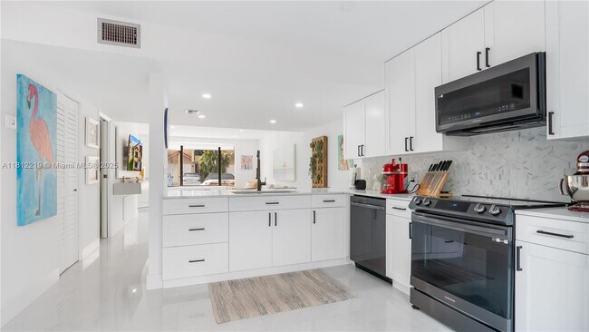 10011 SW 77th Ct in Miami, FL - Foto de edificio - Building Photo