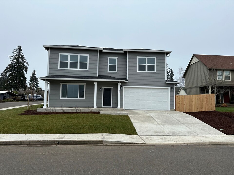418 SE Clay St in Sublimity, OR - Building Photo