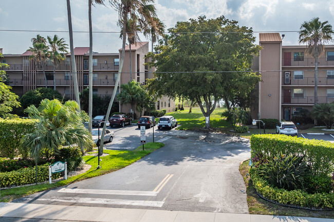 Palm Lakes Condominiums in Margate, FL - Building Photo - Building Photo