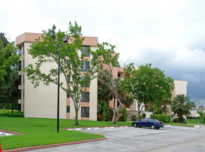 8740 NW 40 St in Coral Springs, FL - Foto de edificio - Building Photo